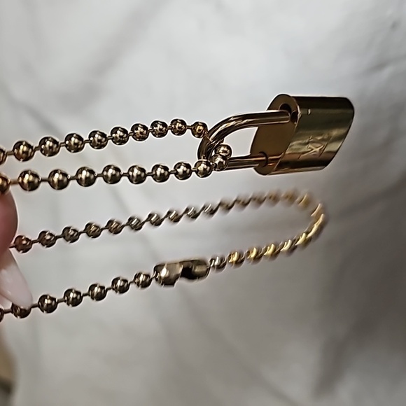🩵LV Lock Necklace - Picture 5 of 6